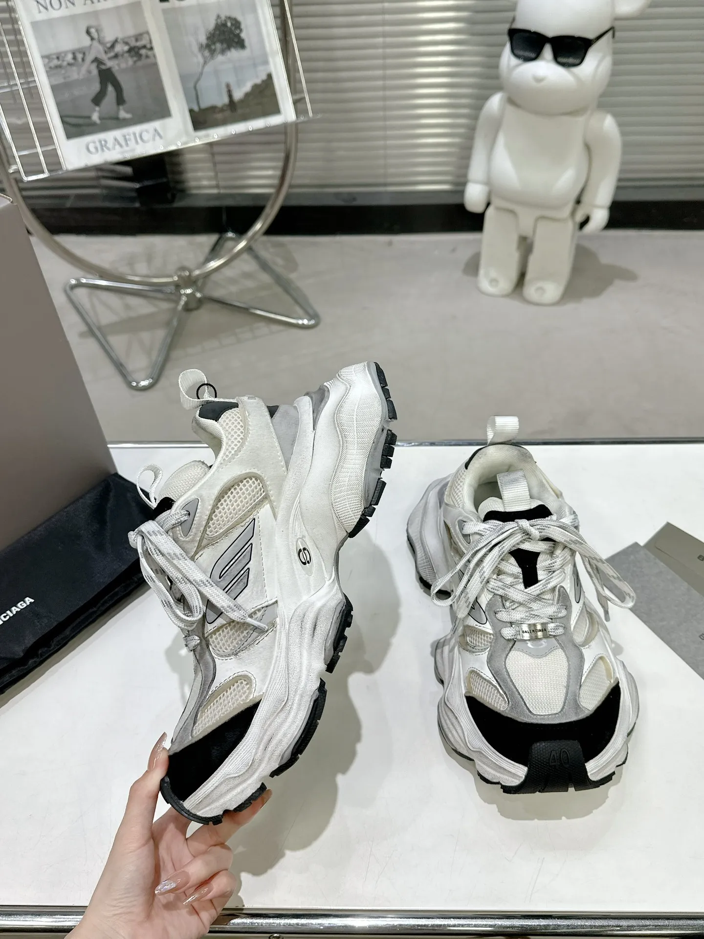 👟👟Ex-factory price 900👟👟 Balenciaga SUMMER 24 Cargo Sneaker Global Limited Edition (JDL) top version super hot! The ultimate secret of 6XL. With the release of Balenciaga's summer 24 series, the 6XL sneakers worn by Liu Haoran on the show once again became a fashion talking point. As soon as the show ended, many bloggers posted reviews of these shoes and comparisons with the 3XL. Looking closely at the whole shoe, there is a larger variant of the "B" logo and a smaller bright yellow as embellishment. The upper material is still normal leather + mesh. All pairs of original materials. Number of yards: 35-45 yards.
